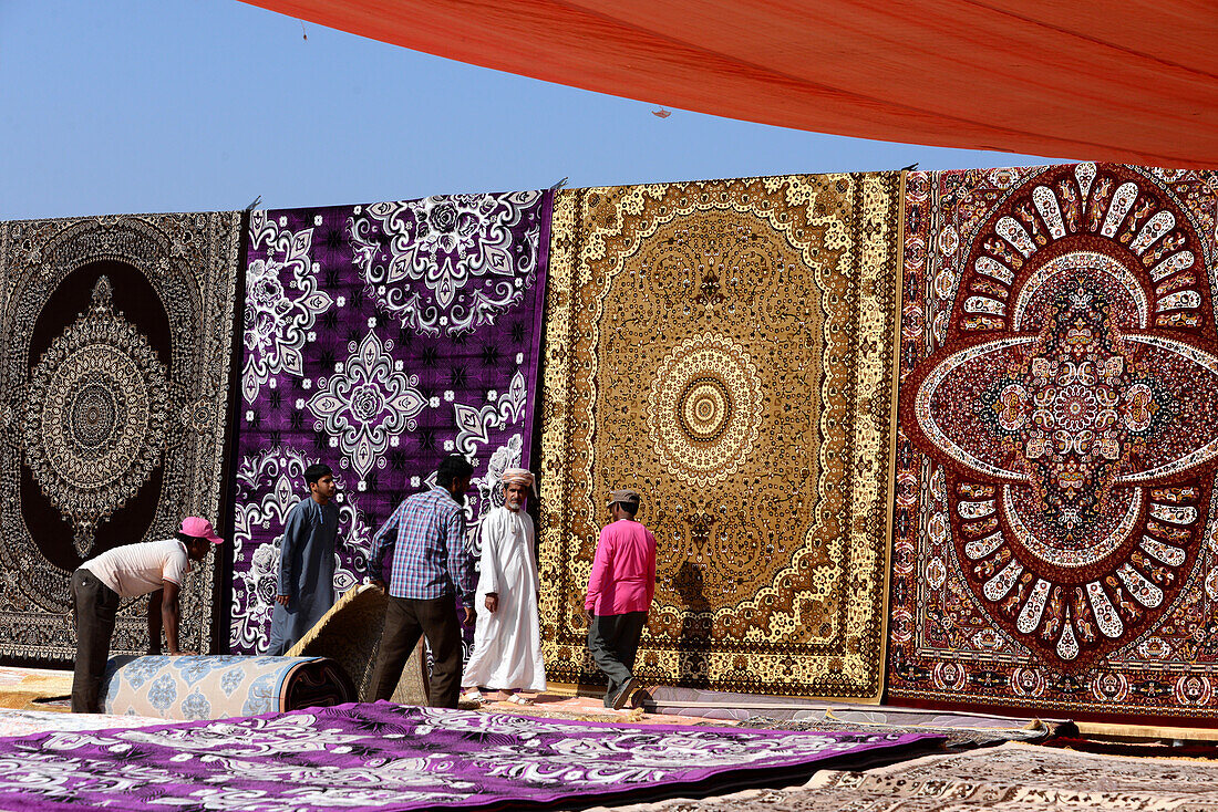 Teppiche auf dem Markt in Ibra, Oman