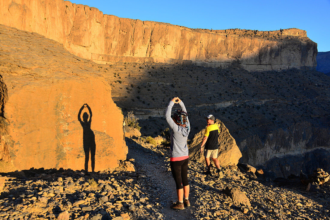 'Hiken im ''Grand Canyon'' am Jebel Shams, Akhdar Gebirge, Oman'