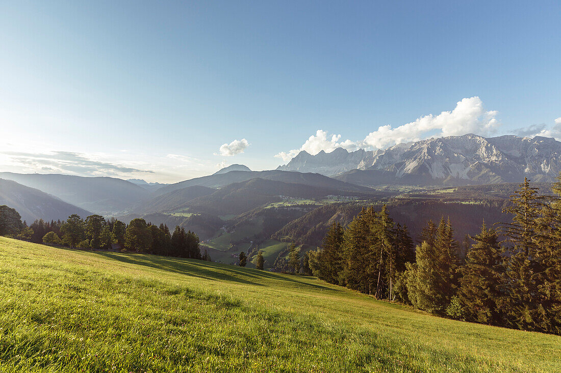 Hoher Dachstein und Ennstal, gesehen von Rohrmoos, Steiermark, Österreich