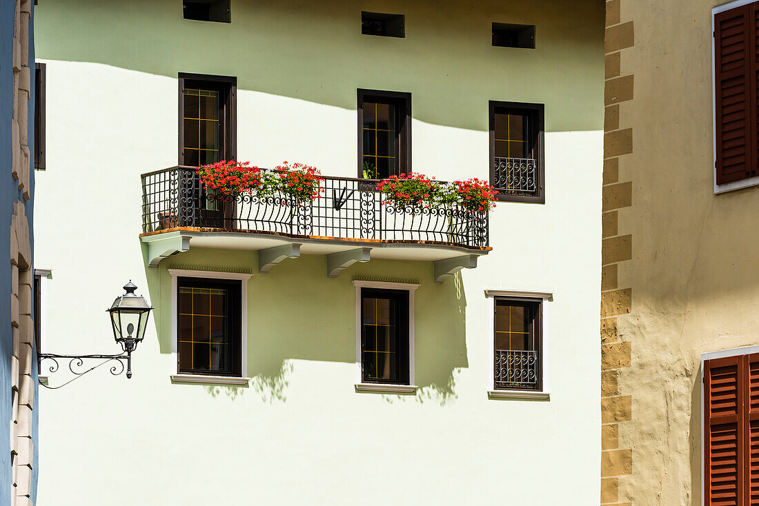 Typische Häuser im Stadtkern, Cavalese, Südtirol, Italien