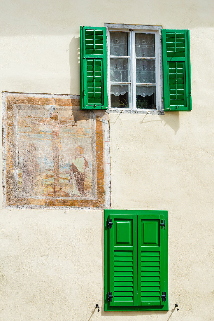 Ein altes Haus mit Freskomalerei im Stadtkern, Cavalese, Südtirol, Italien