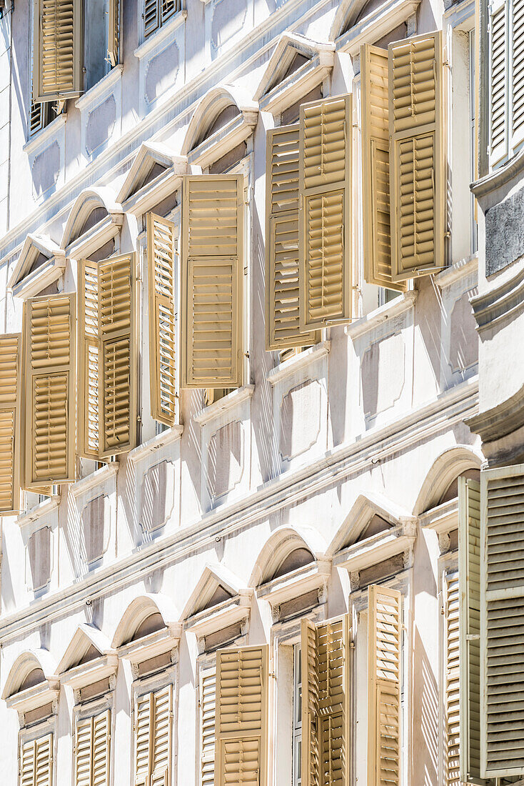 Eine Hausfassade mit Fensterläden in der Innenstadt, Bozen, Südtirol, Italien