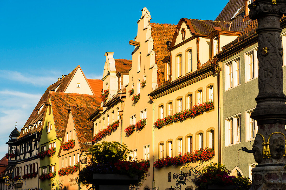 Historische Häuserfasseden in der Herrngasse, Rothenburg ob der Tauber, Bayern, Deutschland