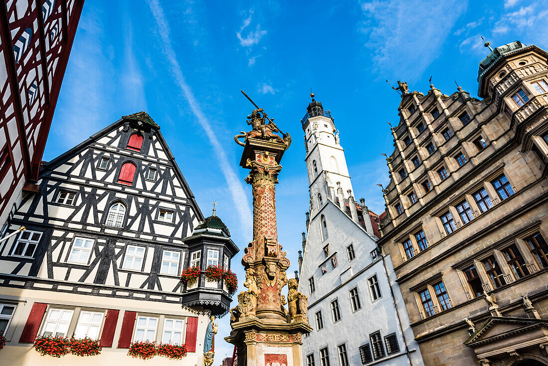 Das Jagstheimerhauses und das Rathaus mit Marktbrunnen am Rathausplatz, Rothenburg ob der Tauber, Bayern, Deutschland