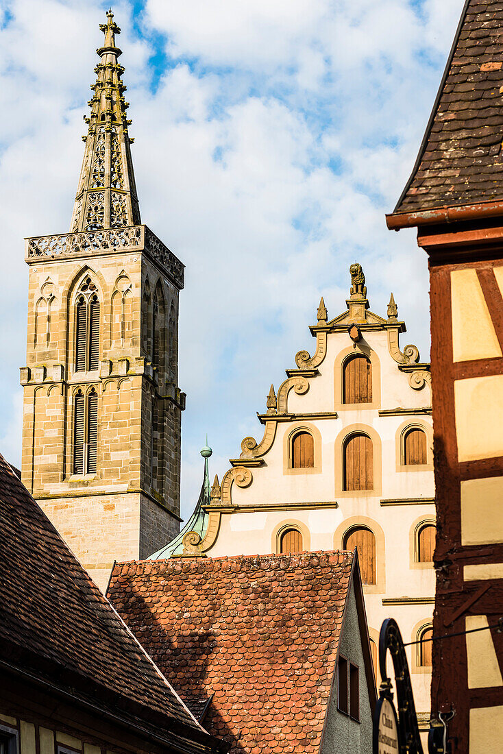 Houses in the historical Old Town with the tower of the parish church of St. Jakob, Rothenburg ob der Tauber, Bavaria, Germany