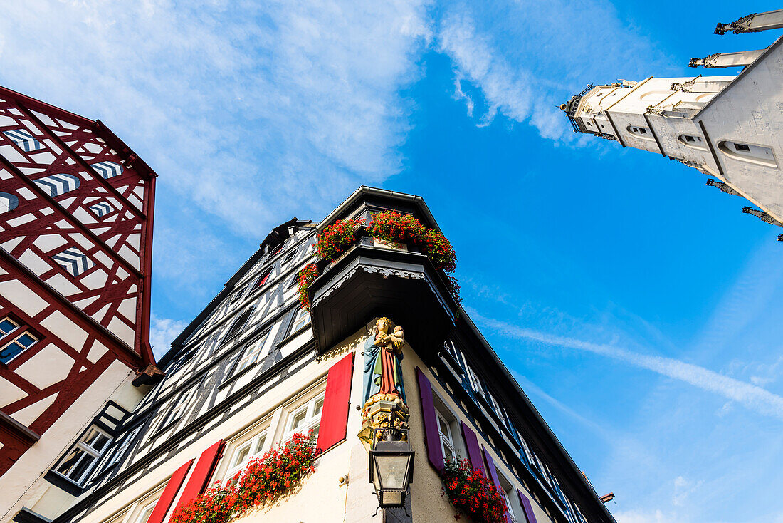 Erker des Jagstheimerhauses am Rathausplatz mit Rathaus, Rothenburg ob der Tauber, Bayern, Deutschland