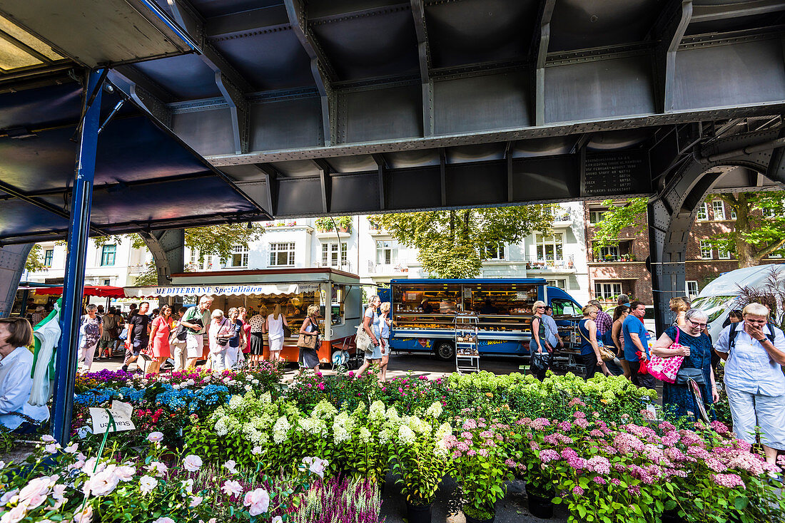 Der längste Wochenmarkt Hamburgs in der Isestraße unter der Hochbahn, Hamburg, Deutschland