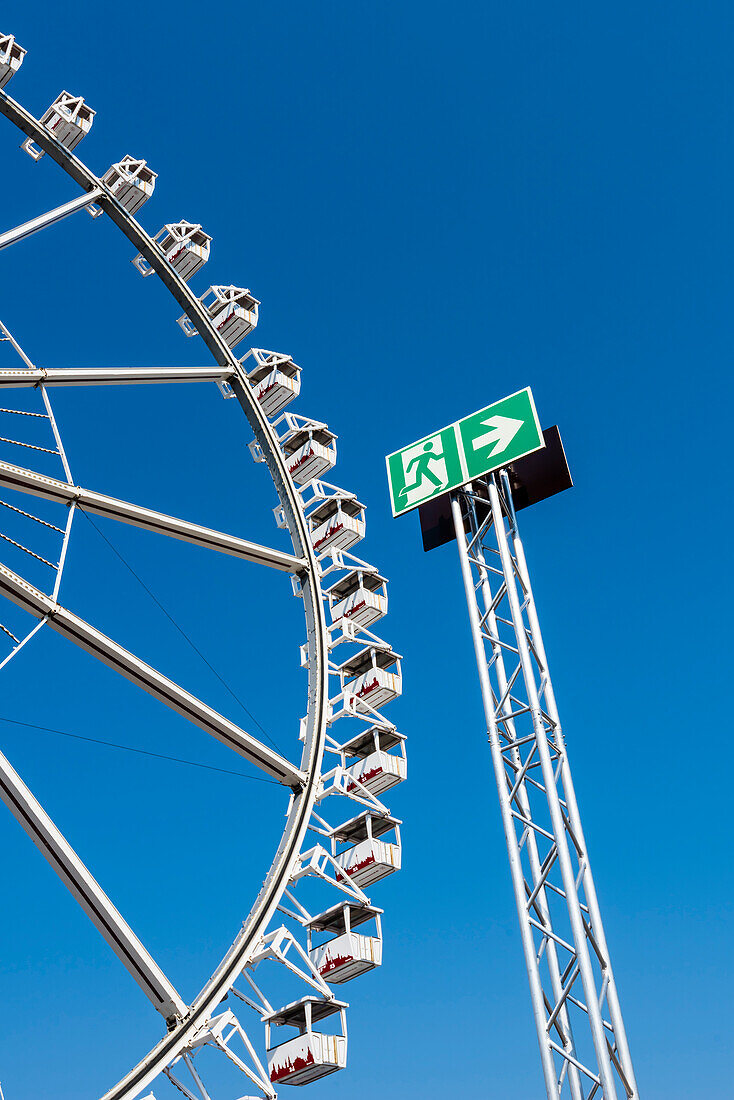 Hinweisschild auf den Fluchtweg neben dem Riesenrad auf dem Jahrmarkt DOM, Hamburg, Deutschland