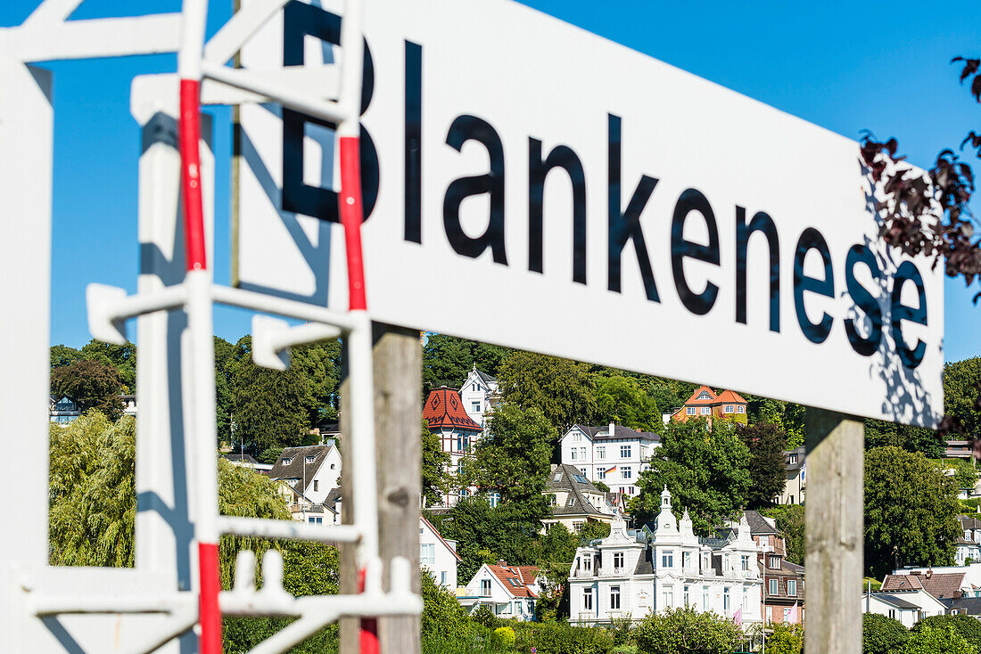 Das Hinweisschild auf den Ortsteil am Schiffsanleger in Blankenese, Hamburg, Deutschland