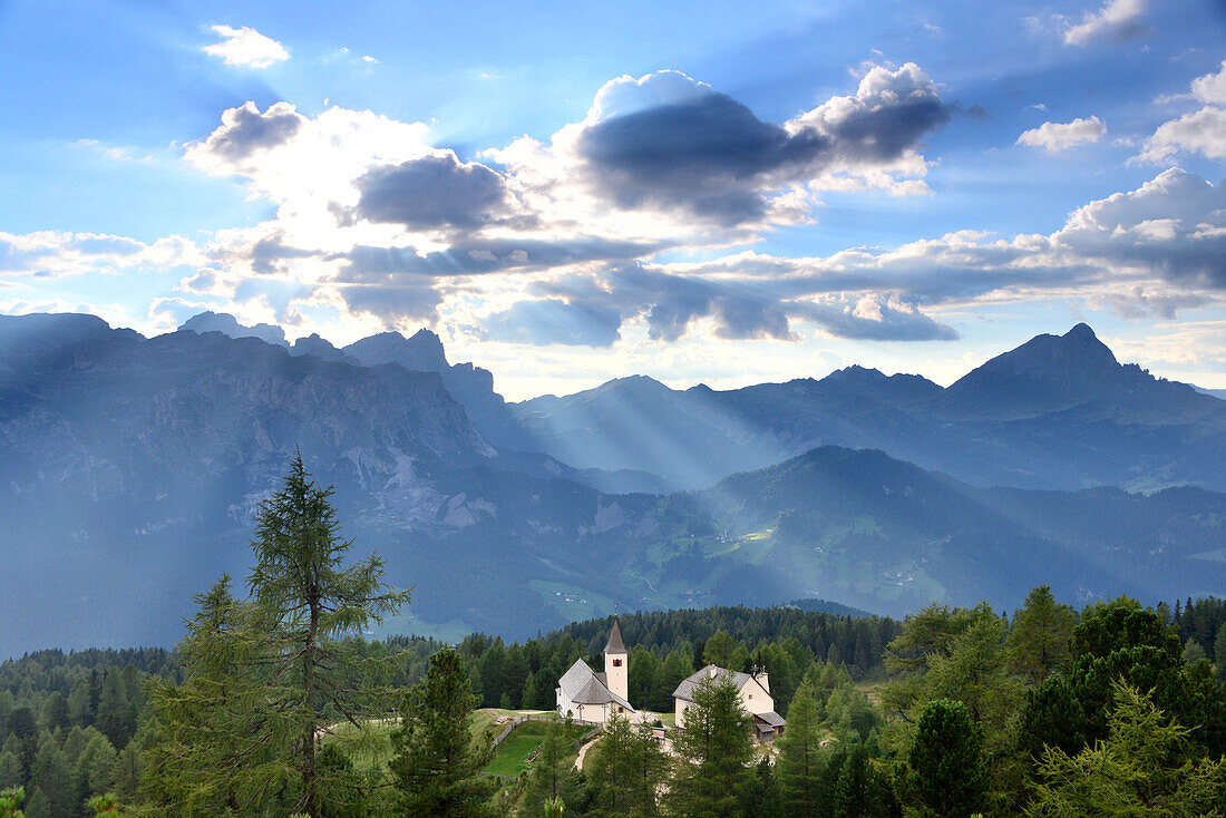 Blick auf Heiligkreuz über Petratsches, Val Badia, Dolomiten, Südtirol, Italien