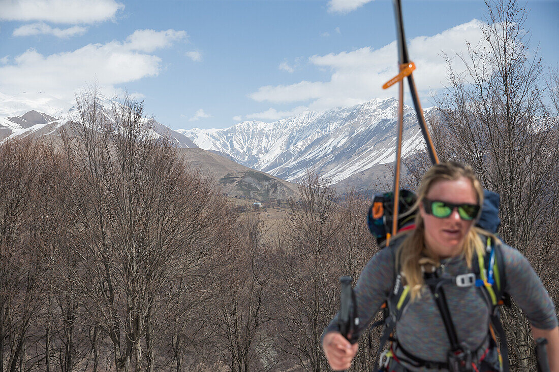 Junge Skifahrerin steigt einen Berg hinauf, Gudauri, Mzcheta-Mtianeti, Georgien