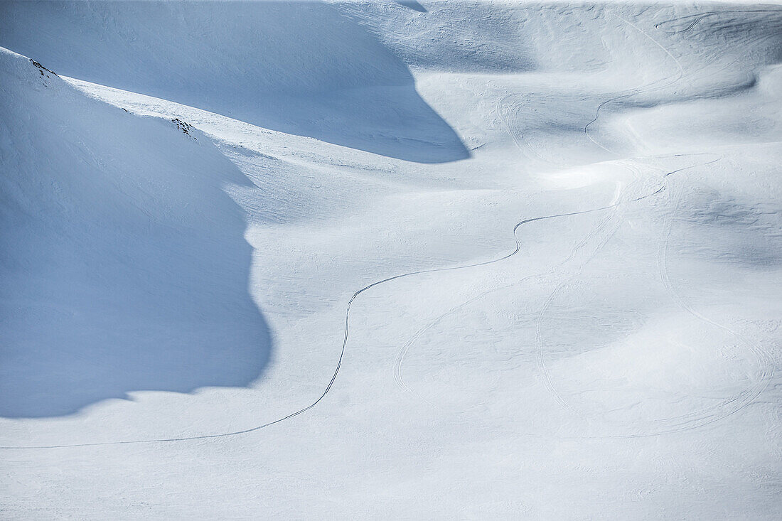 Skispur im Tiefschnee, Gudauri, Mzcheta-Mtianeti, Georgien