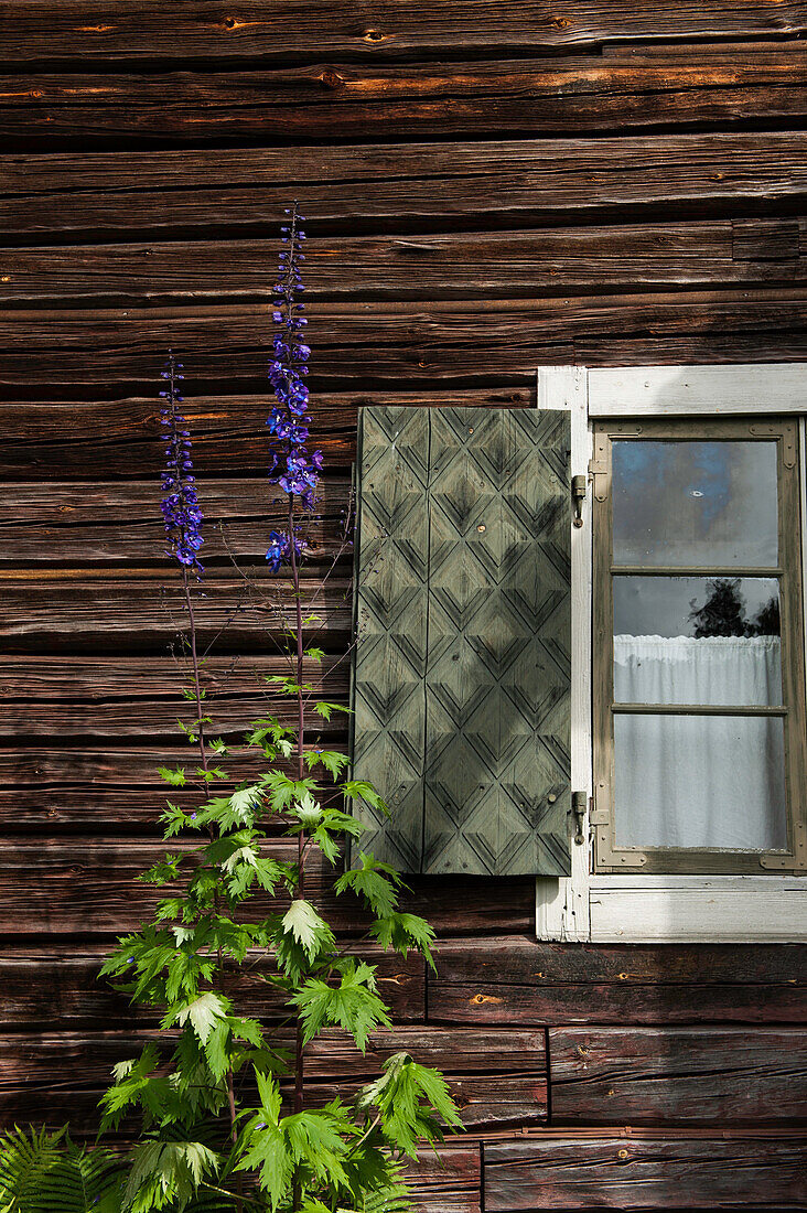 Detailansicht eines Fensters in einem alten Holzhaus im Heimatmuseum Gammelgarden in Rättvik, Dalarna, Schweden