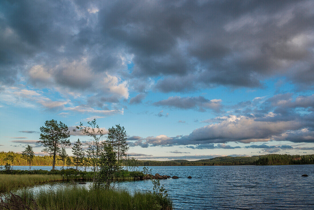 Sicht im Abendlicht auf einen See in der Nähe von Munkfors, Värmland, Schweden