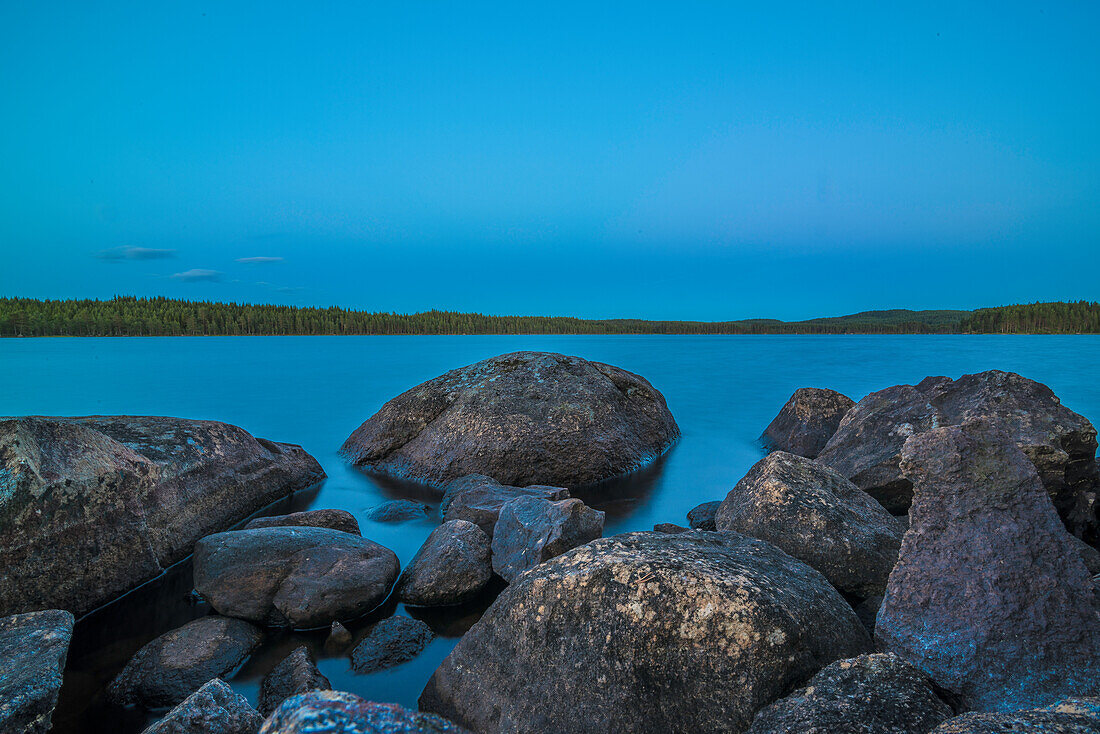 Sicht im Abendlicht auf einen See in der Nähe von Munkfors, Värmland, Schweden