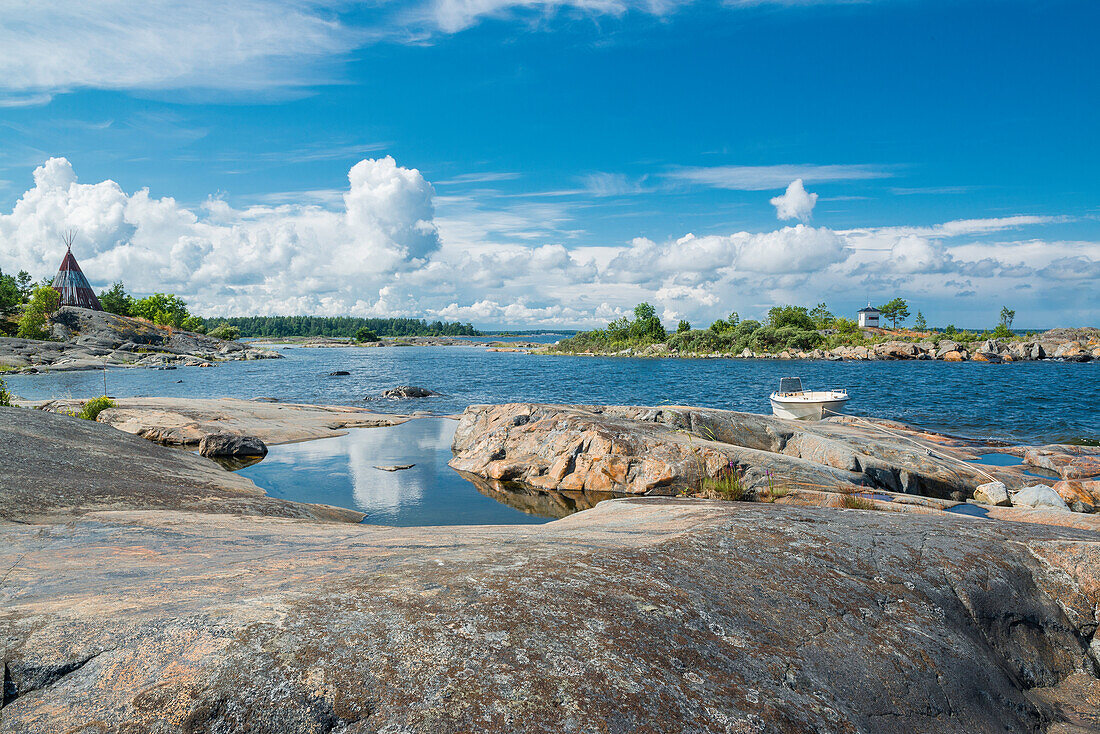 Sicht in eine Meeresbucht mit Boot und blauem Wolkenhimmel, Öregrund, Bottensee, Uppsala, Schweden