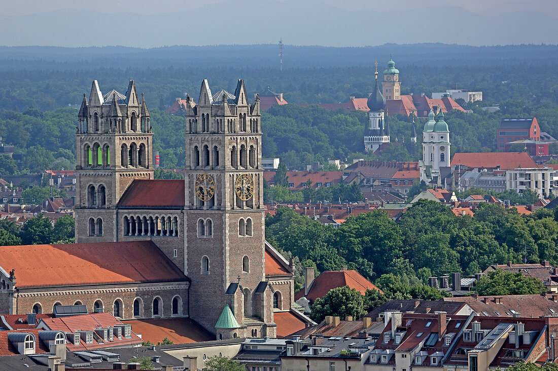 Blick vom Alten Peter, St. Maximilian (vorne), St. Franziskus, (2 Türme, rechts), Untergiesing, Zwiebelturm des Archikonvent der Templer und Schönklinik, (Harlaching), München, Bayern, Deutschland