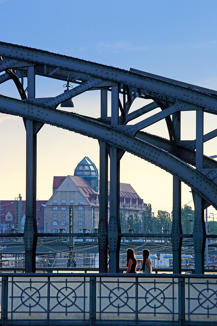 Hackerbrücke, im Hintergrund das Hauptzollamt, München, Bayern, Deutschland