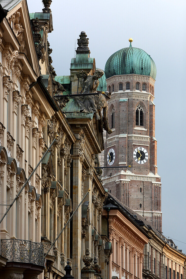 Facade of the historic Hypothekenbank and Frauenkirche, Kardinal-Faulhaber-Strasse, Munich, Bavaria, Germany