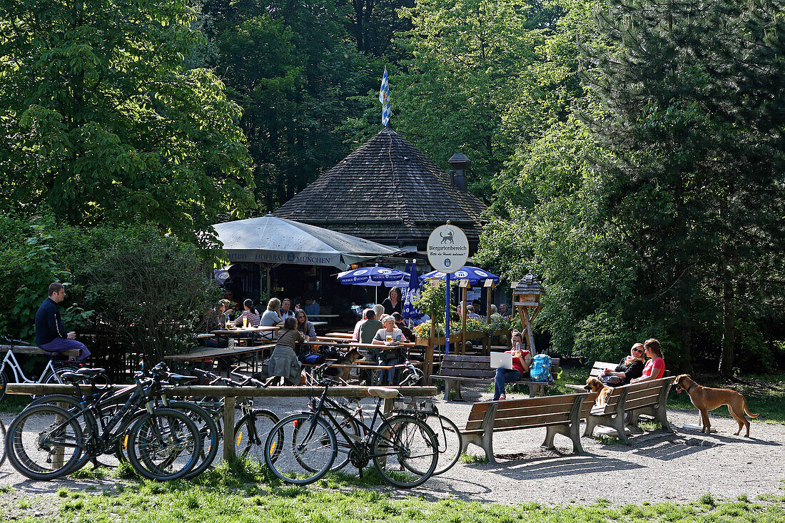 Kleines Hofbräuhause mit Hundebiergarten, Nördlicher Englischer Garten, München, Bayern, Deutschland