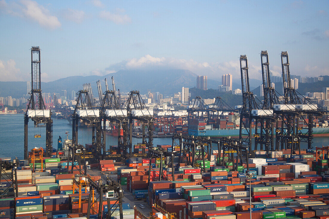 Lastenkräne am Container Terminal am Hafen von Tsing Li Island, Hong Kong, Hong Kong