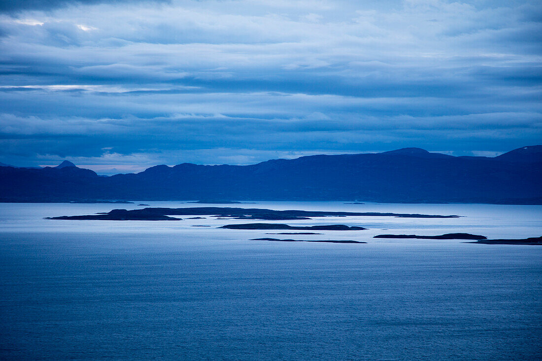 Blick auf Inseln im Beagle Kanal und Berge vom Hotel Arakur Ushuaia Resort and Spa in der Abenddämmerung, Ushuaia, Tierra del Fuego, Patagonien, Argentinien