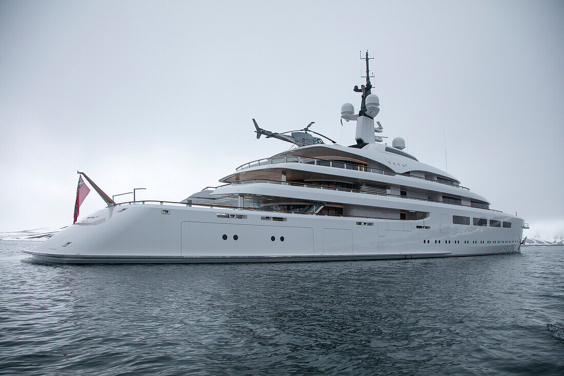 Superyacht Vava II (Eigner: der Schweizer Milliardär Ernestoe Bertarelli) mit Hubschrauber an Deck, Telefon Bay, Deception Island, Südshetland-Inseln, Antarktis