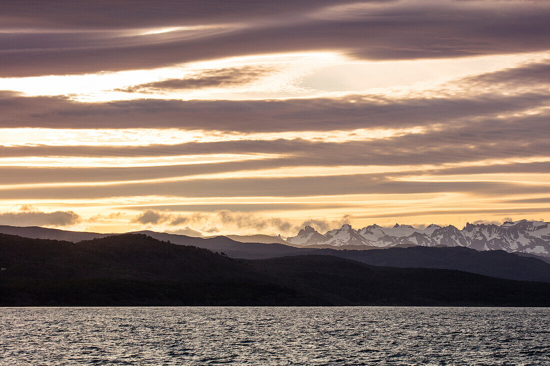 Beagle Kanal und schneebedeckte Berge bei Sonnenuntergang, nahe Ushuaia, Tierra del Fuego, Patagonien, Argentinien