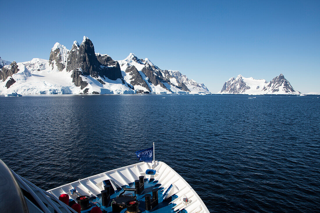 Bug von Expeditions Kreuzfahrtschiff MV Sea Spirit (Poseidon Expeditions) und die markanten Una Peaks (Una's Tits) Berge, Lemaire Kanal, Grahamland, Antarktische Halbinsel, Antarktis