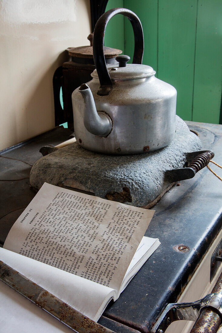 Ein Kochbuch mit Rezepten zur Zubereitung von Pinguinen und ein alter Teekessel werden im Museum der Port Lockroy British Antarctic Survey Station ausgestellt, Port Lockroy, Wiencke Island, Grahamland, Antarktische Halbinsel, Antarktis