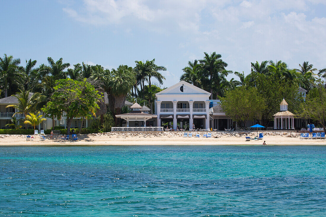 Blick vom Meer auf Strand Sunset Beach und Lobby vom Half Moon Resort, Rose Hall, nahe Montego Bay, Saint James, Jamaika