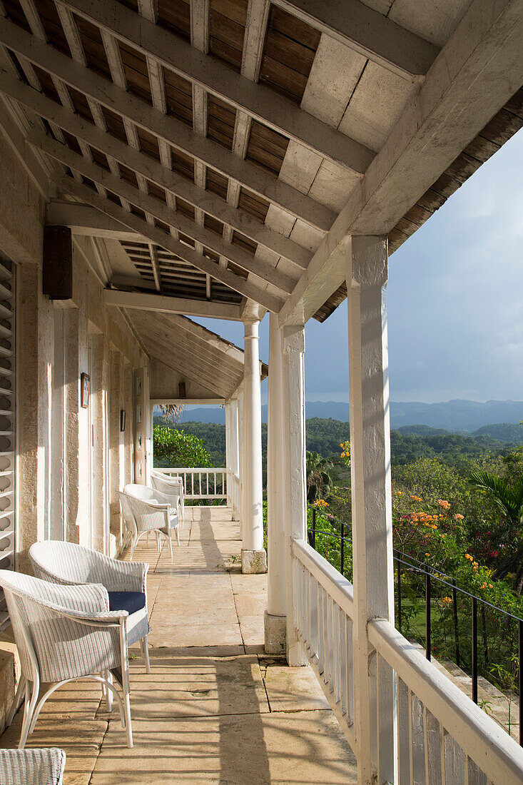 Stühle auf Terrasse der Good Hope Estate, nahe Falmouth, Saint James, Jamaika