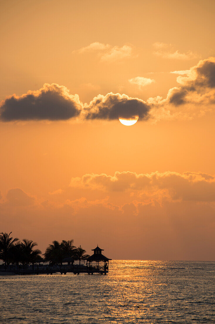 Silhouette von Pavillon auf Steg bei Sonnenuntergang, Rose Hall, nahe Montego Bay, Saint James, Jamaika