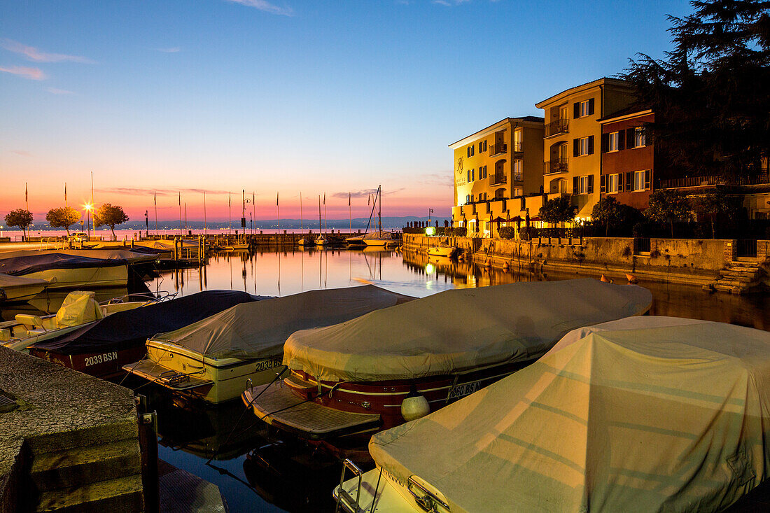 Sonnenuntergang am Jachthafen, abgedeckte Boote, Abendlicht, Sirmione, Niemand, Provinz Brescia, Lombardei, Italien