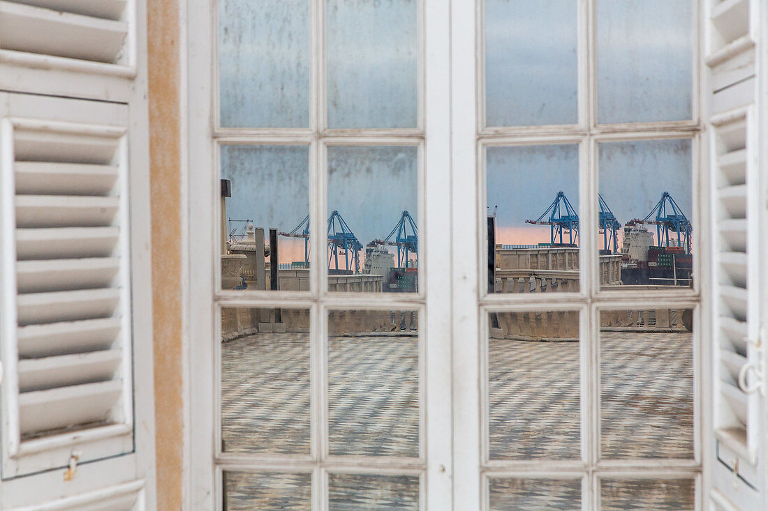 Blick aus dem Fenster Palazzo Reale, Museum, Spiegelung im Fenster, Containerhafen im Hintergrund, Via Garibaldi, Genua, Ligurien, Italien