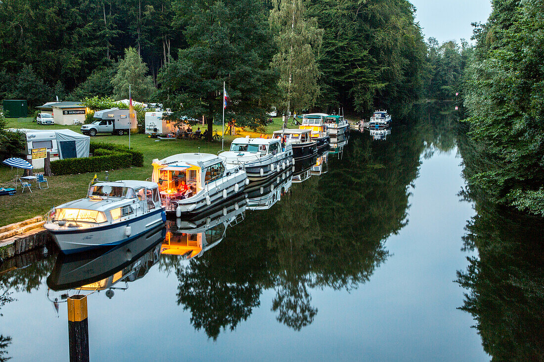 Bermuda-Dreieck nennt sich dieser Campingplatz und Bootsanleger, Elde, Müritz, Kanal, Mecklenburg-Vorpommern, Deutschland