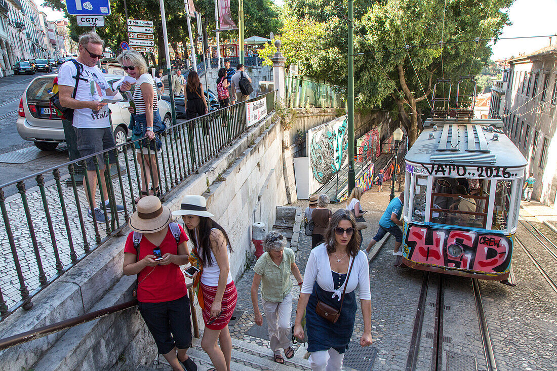 Funicular am Miradouro de Sao Pedro Lissabon, Touristen, Drahtbahn, Strassenbahn, Tram, Lissabon, Portugal