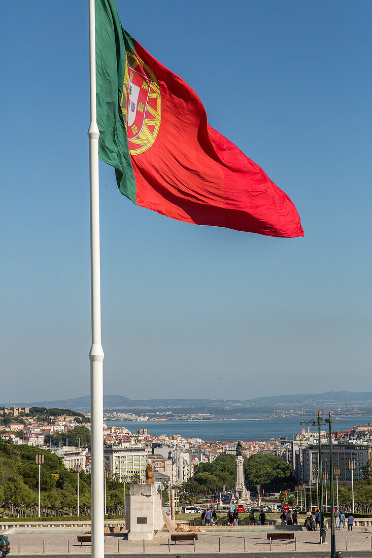 riesige portugiesische Flagge über Lissabon, Fahne, Miradouro do Parque Edurdo VII, Lissabon, Portugal