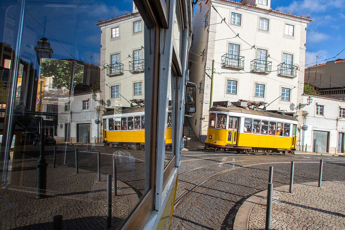 Strassenbahn in Kurve, Sicht aus dem Fenster, Spiegelung, Largo das Portas do Sol, Lissabon, Portugal