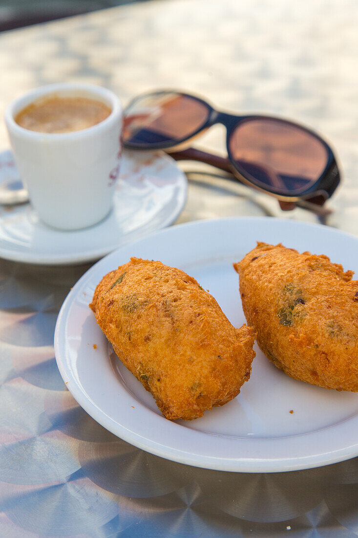 Bolinhos de Bacalhau, fritierte Pastete aus Stockfisch, Frühstück, Vorspeise, Imbiss, bica, Kaffee, Sonnenbrille, Urlaub, Lissabon, Portugal