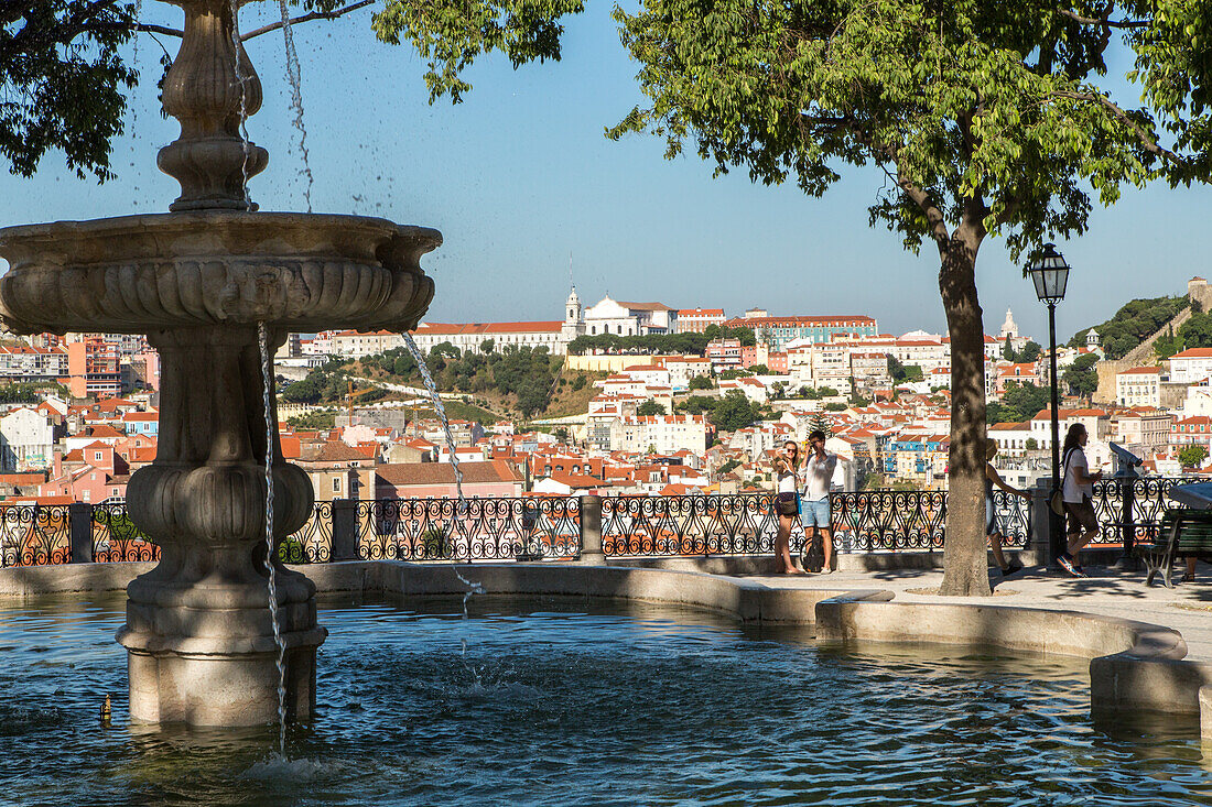 Brunnen, Aussicht von Miradouro de Sao Pedro de Alcantara, Lissabon, Portugal