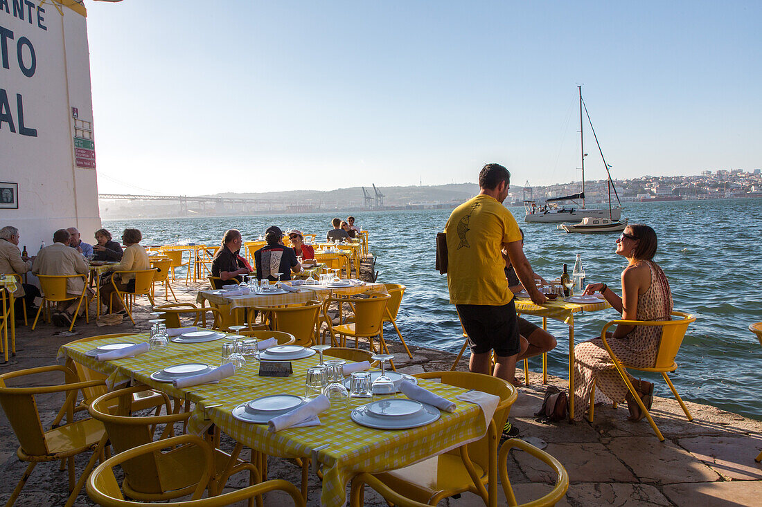 Aussicht vom Südufer Tejo Fluss, essen am Tejo, Restaurant Ponto Final, Cacilhas, Almada, Lissabon, Portugal