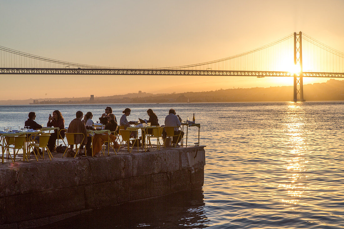 Aussicht, Sonnenuntergang, vom Südufer Tejo Fluss aus, essen am Tejo, Restaurant Ponto Final, Brücke des 25 April, Cacilhas, Almada, Lissabon, Portugal