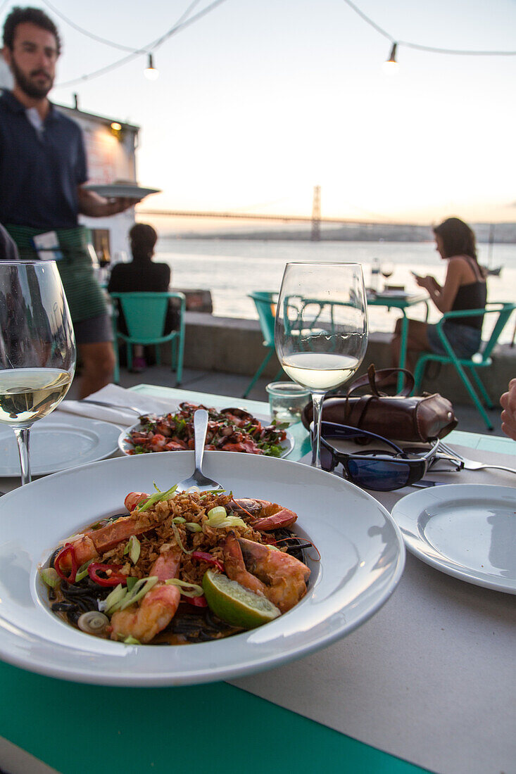 riverfront seafood restaurant Atira te ao Rio, view from south bank of River Tagus, Cacilhas, Almada, Lisbon, Portugal