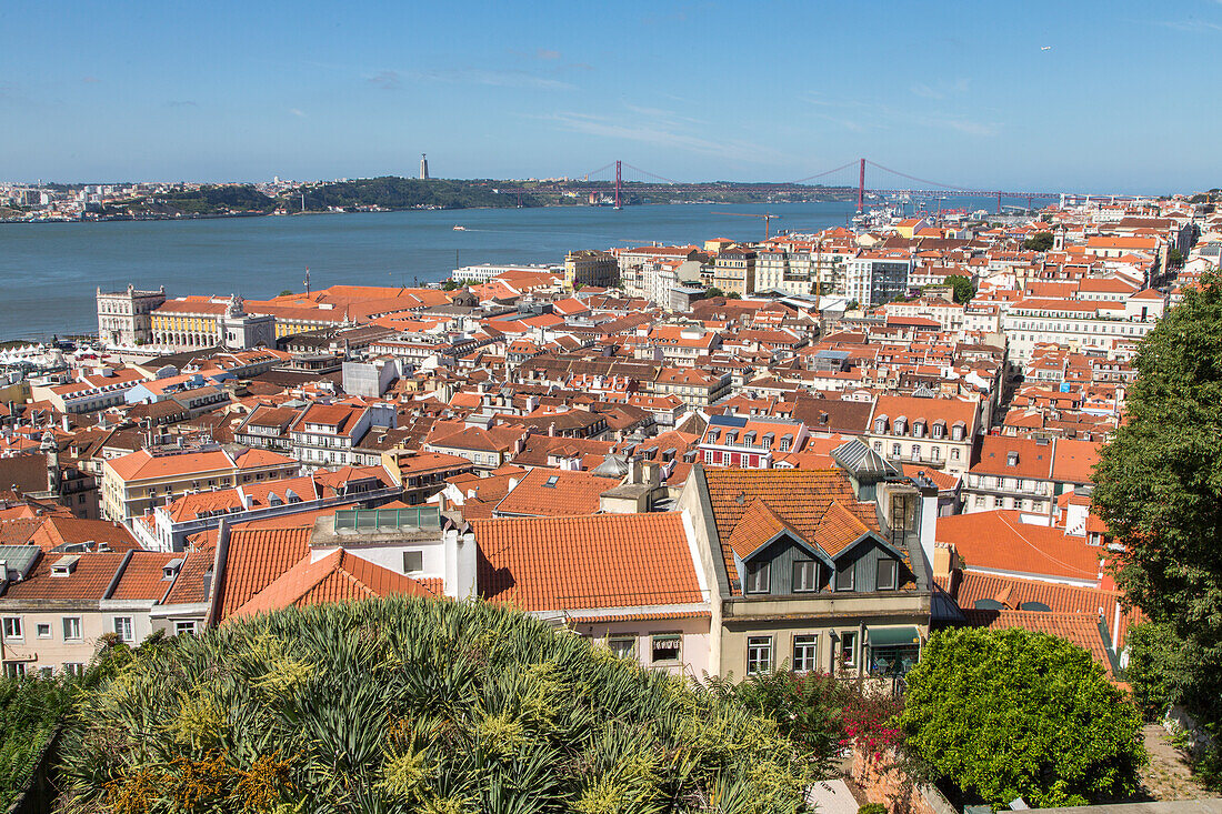 Aussicht von Burg Castelo de Sao Jorge über Lissabon und Tejo, Ziegeldächer, Portugal