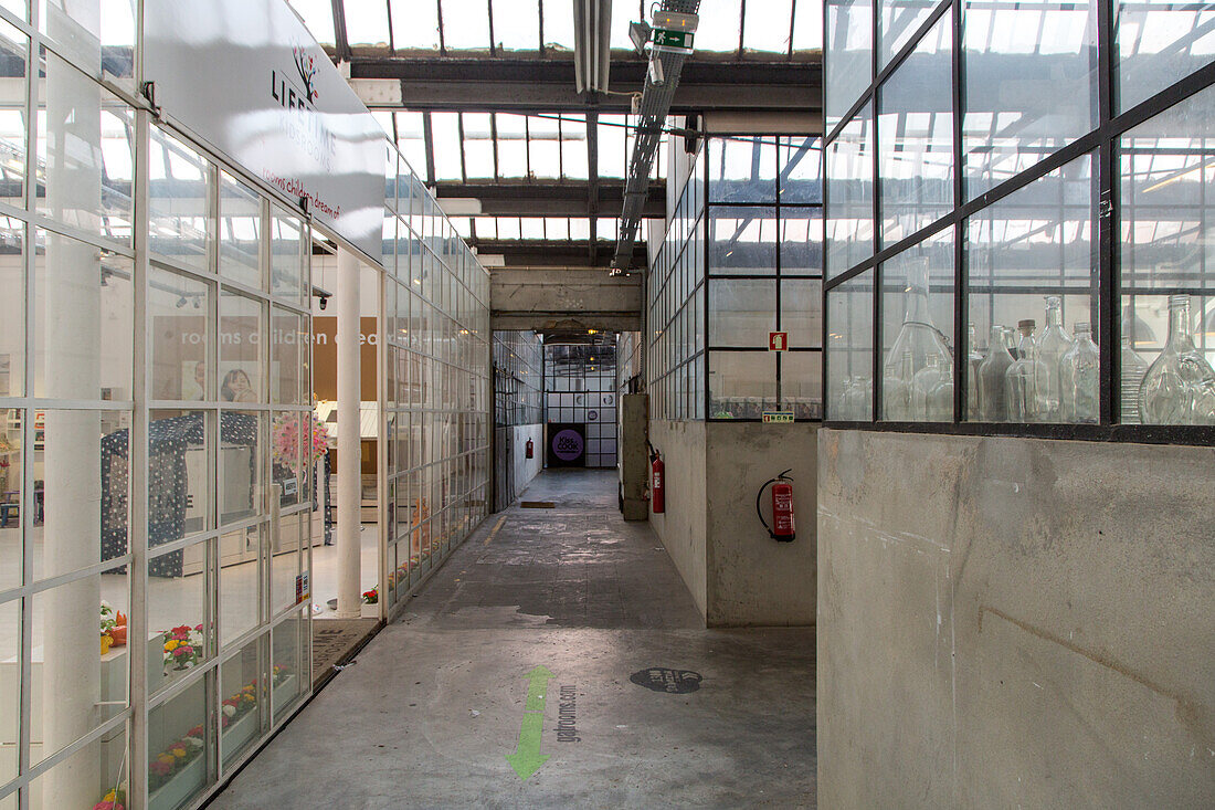 Kunstler, Läden, Atelier in LX Factory, ehemaliges Fabrikgelände, heute Kulturkomplex für Kreative, Lissabon, Portugal