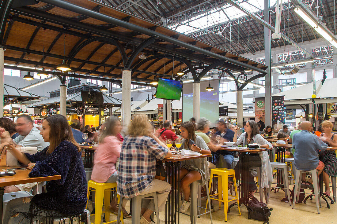 market food hall Campo de Ourique, guests, lunch, Lisbon, Portugal