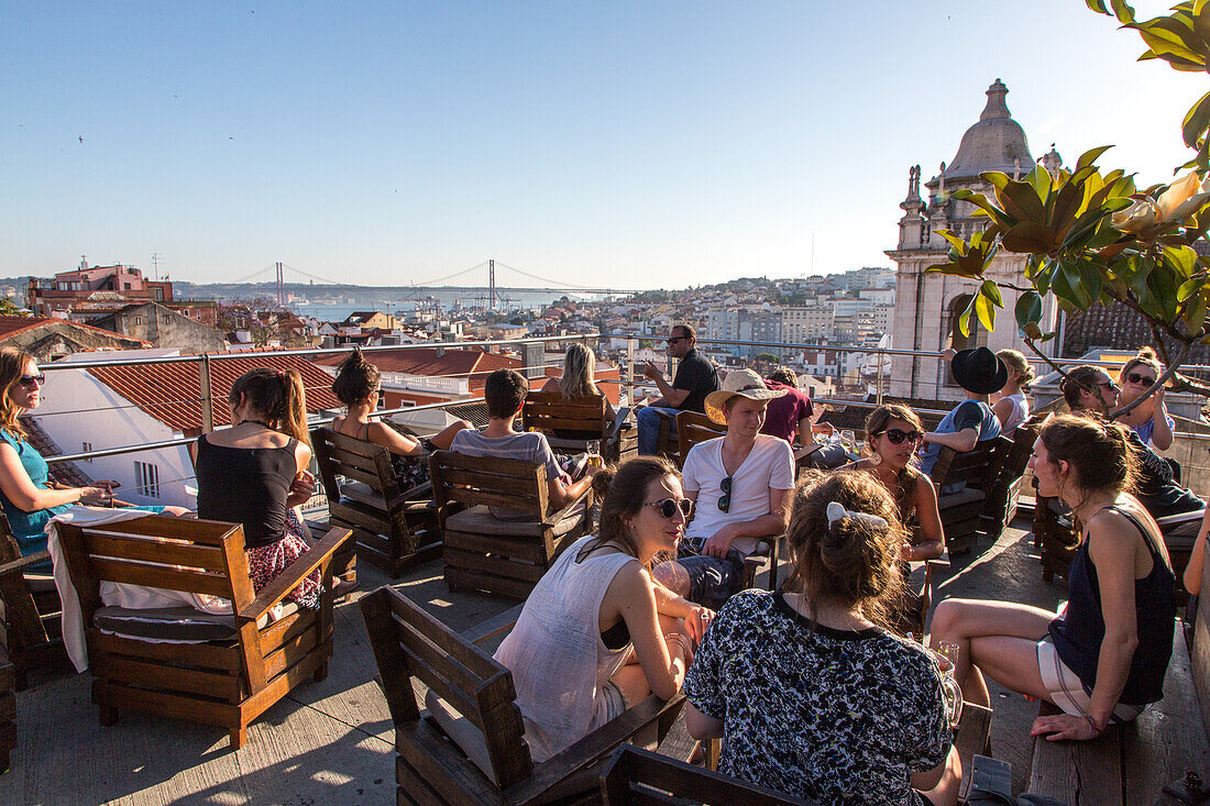 Aussicht von Dachterrasse, Park, Bar auf Parkhaus, Dach, über der Stadt, junge Leute nach Feierabend, Touristen, relaxed, entspannt, chillen bei einem Drink, Santa Catarina Kirche, Blick über Lissabon, Portugal