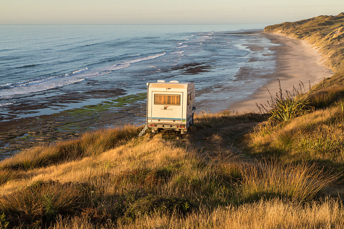 einsames Wohnmobil, wild campen an der WestkC<ste der SC<dinsel, Anatori River Road, Piste, Strand, DC<nen, Weite, allein, Niemand, Allrad-Camper, Reisemobil, Tasmansee, SC<dinsel, Neuseeland