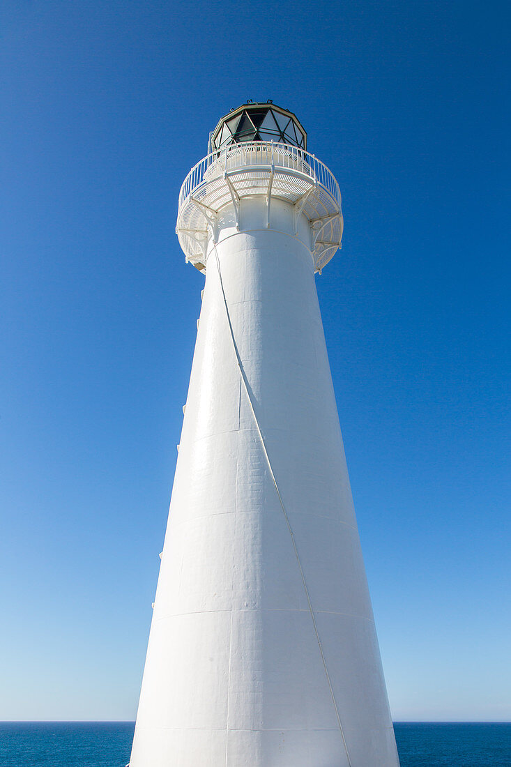 Leuchtturm von unten, Tag, Castlepoint, blaue Himmel mit Ozean am Horizont, Turm, Nordinsel, Neuseeland
